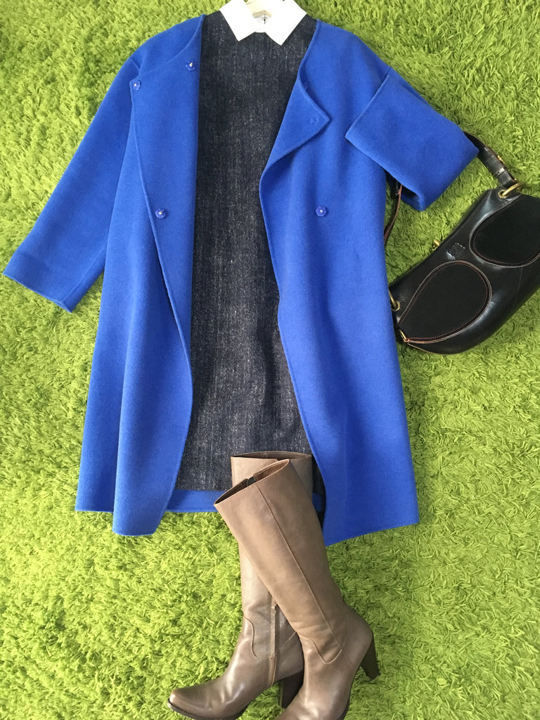 オリエンタルブルーの一枚仕立てのコートと白襟ワンピース Oriental blue one-piece coat and white collar dress