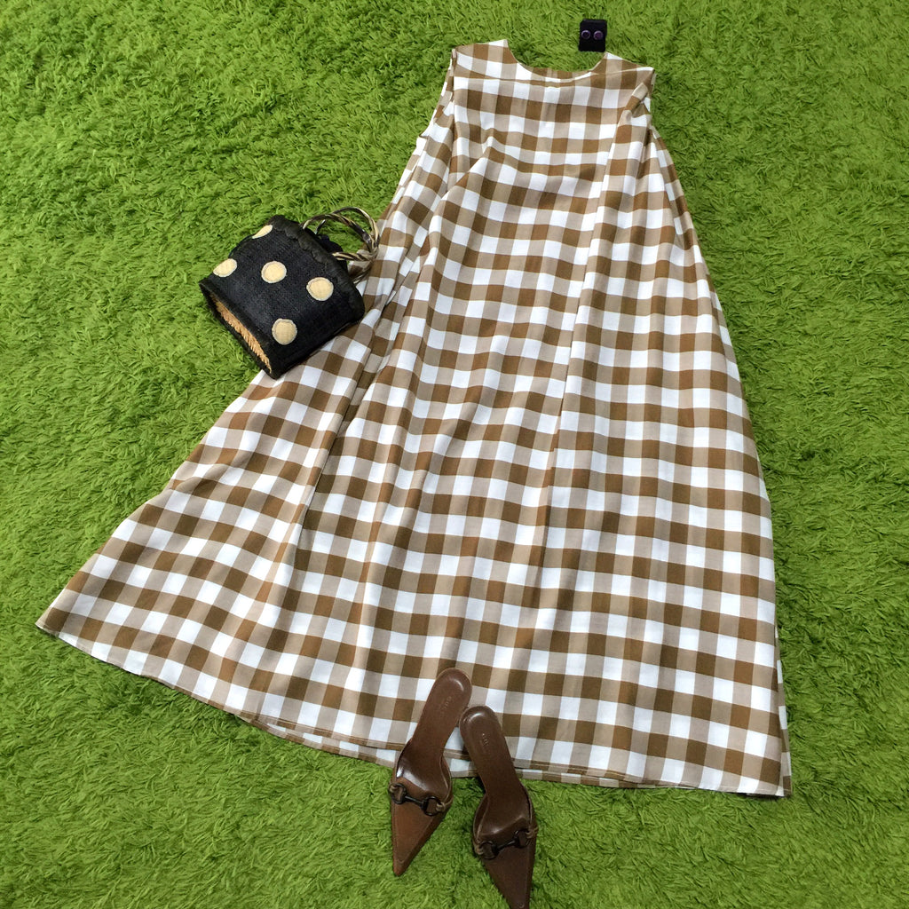マキシ丈のたっぷりAラインの夏ワンピース　 Maxi length　summer dress