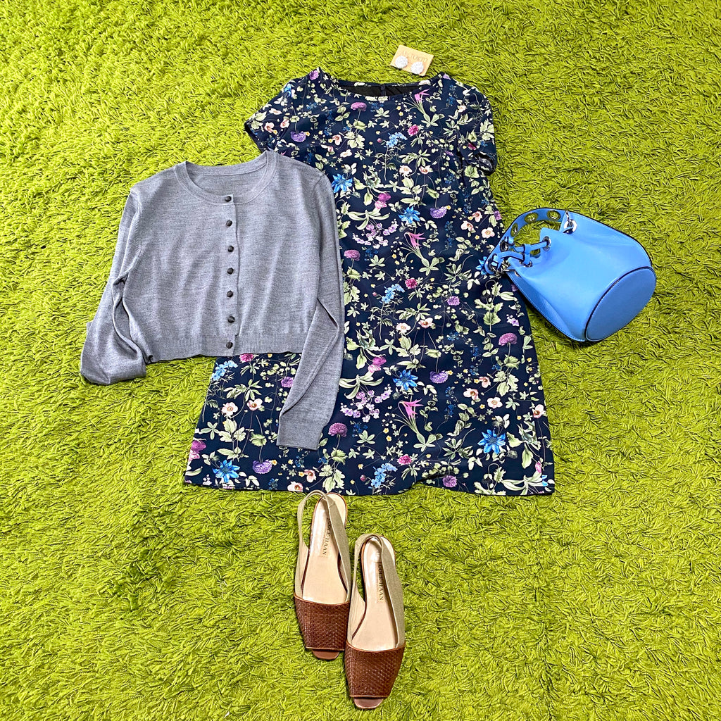 紺地に鮮やかな花柄の袖付きワンピース　Dress with bright floral sleeves on a dark blue background