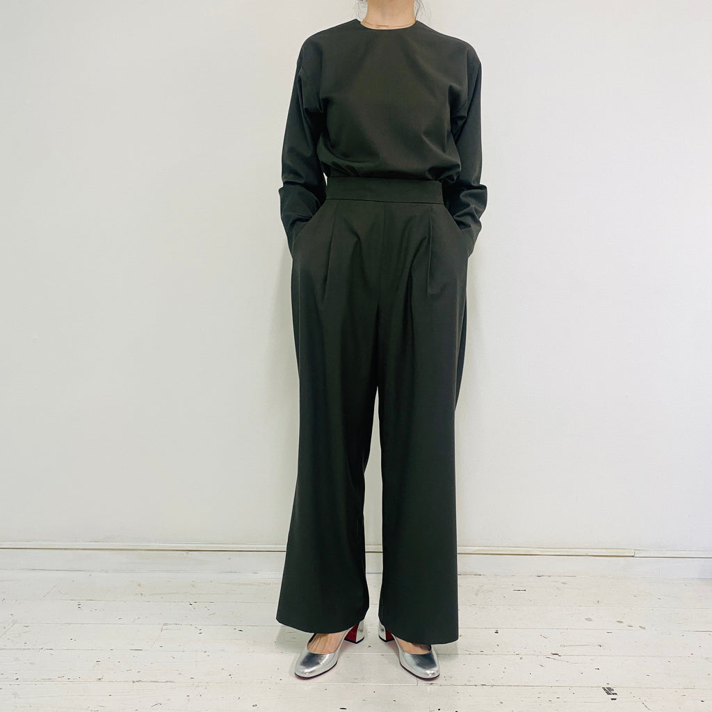 上質サマーウールでカーキ色のパンツセットアップ　 Khaki pants set made of high quality summer wool