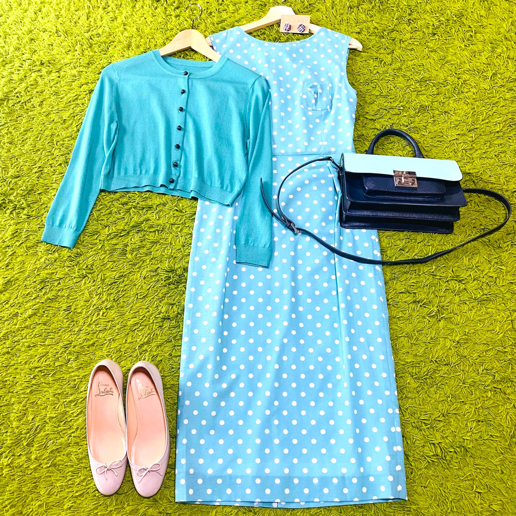 水色の水玉ワンピース　ふくらはぎ下の丈でエレガントに　Light blue polka dot one-piece, elegant with a length under the calf