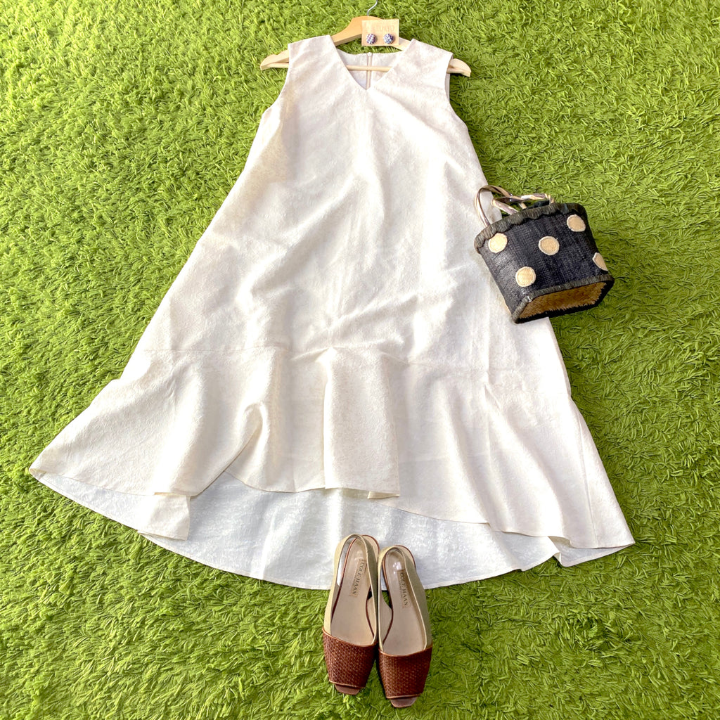 白のAラインワンピース　 White A-line dress