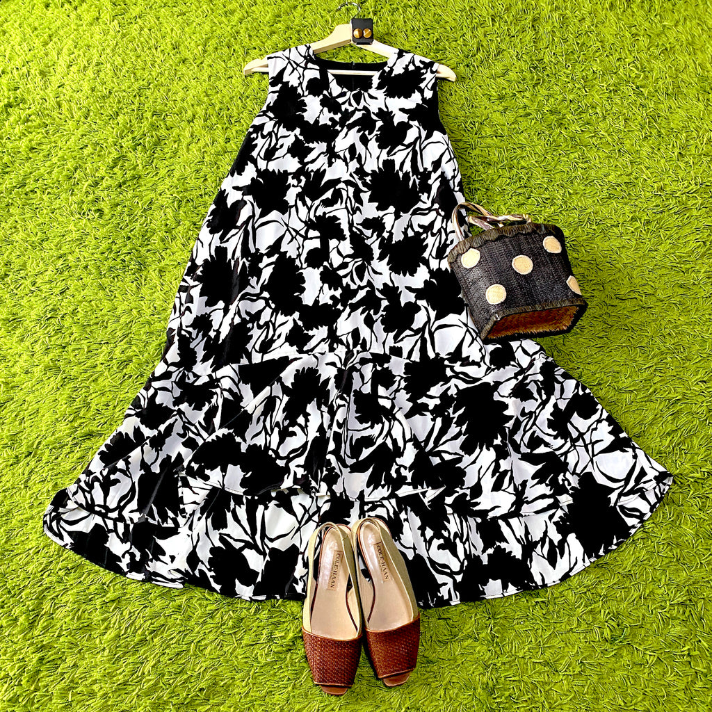 白黒の花柄で涼しいA ラインワンピース Cool A-line dress with black and white floral pattern