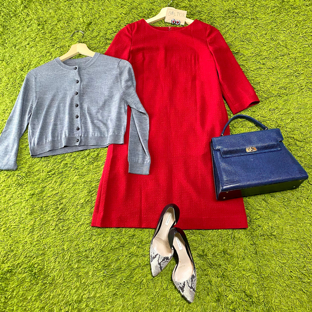 洗える赤の袖付きAラインワンピースとグレーのショート丈カーディガン　A-line dress with washable red sleeves and a gray short cardigan