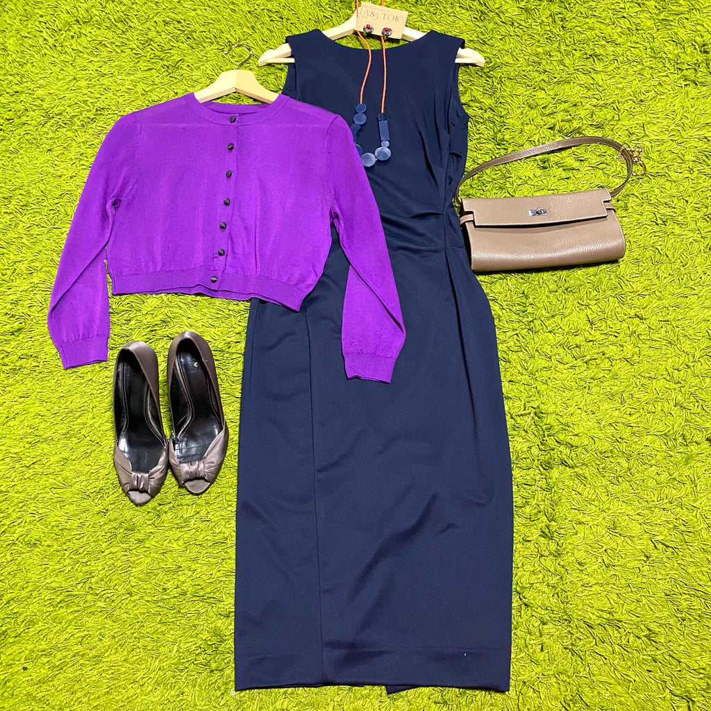 紺の洗えるストレッチワンピースと鮮やかな紫のショートカーディガン　Navy blue washable stretch dress and bright purple short cardigan