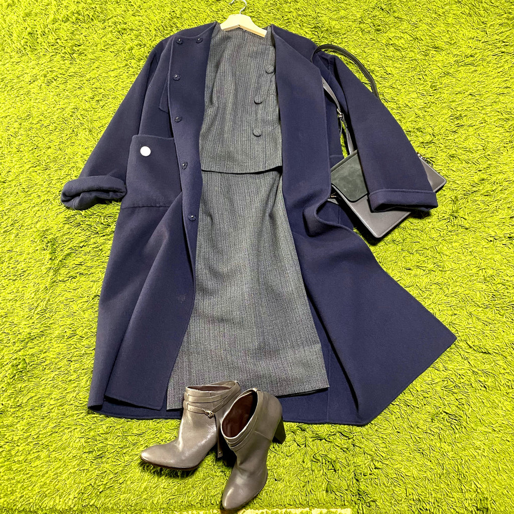 クラシックなツーピーススーツとネイビーグレーの一枚仕立てのコート　 Classic two-piece suit and navy gray one-piece coat