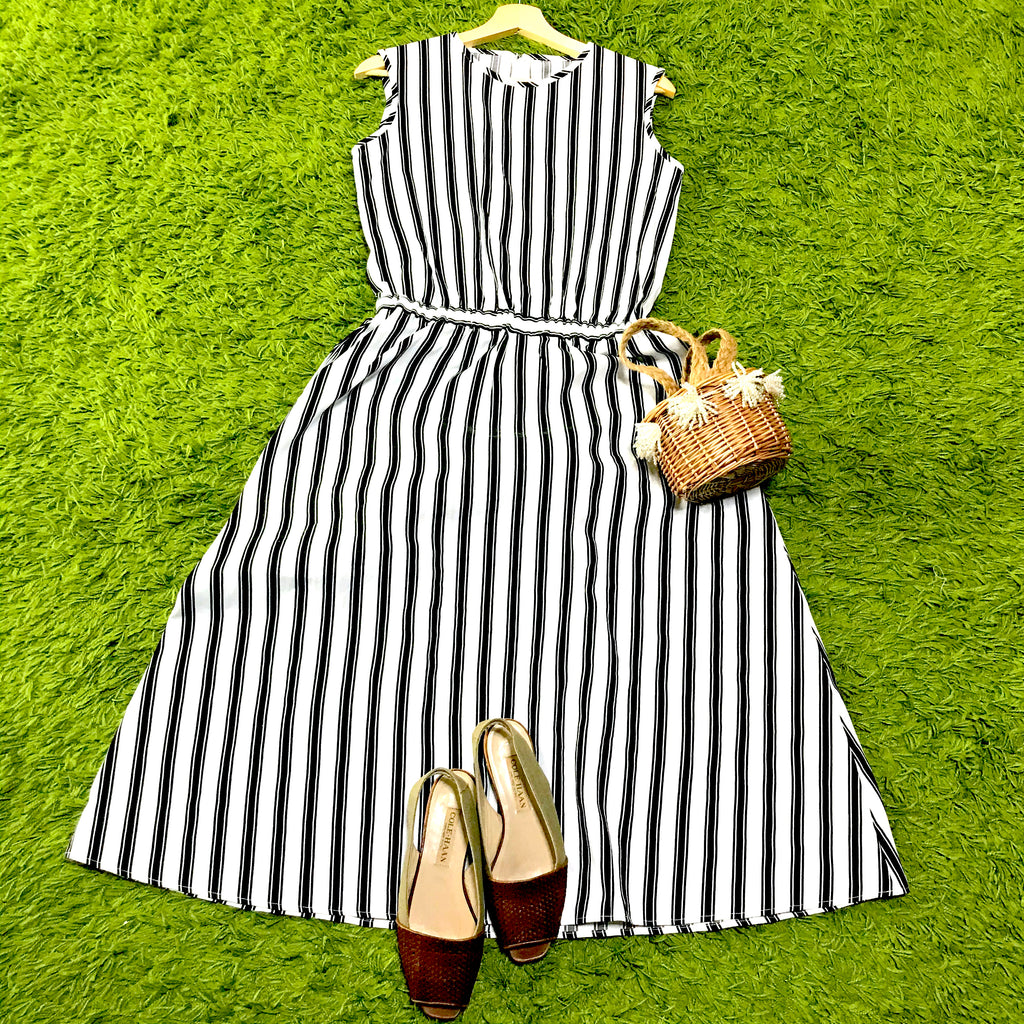 張りのある綿生地で強めストライプのワンピース　Strong striped dress with taut cotton fabric