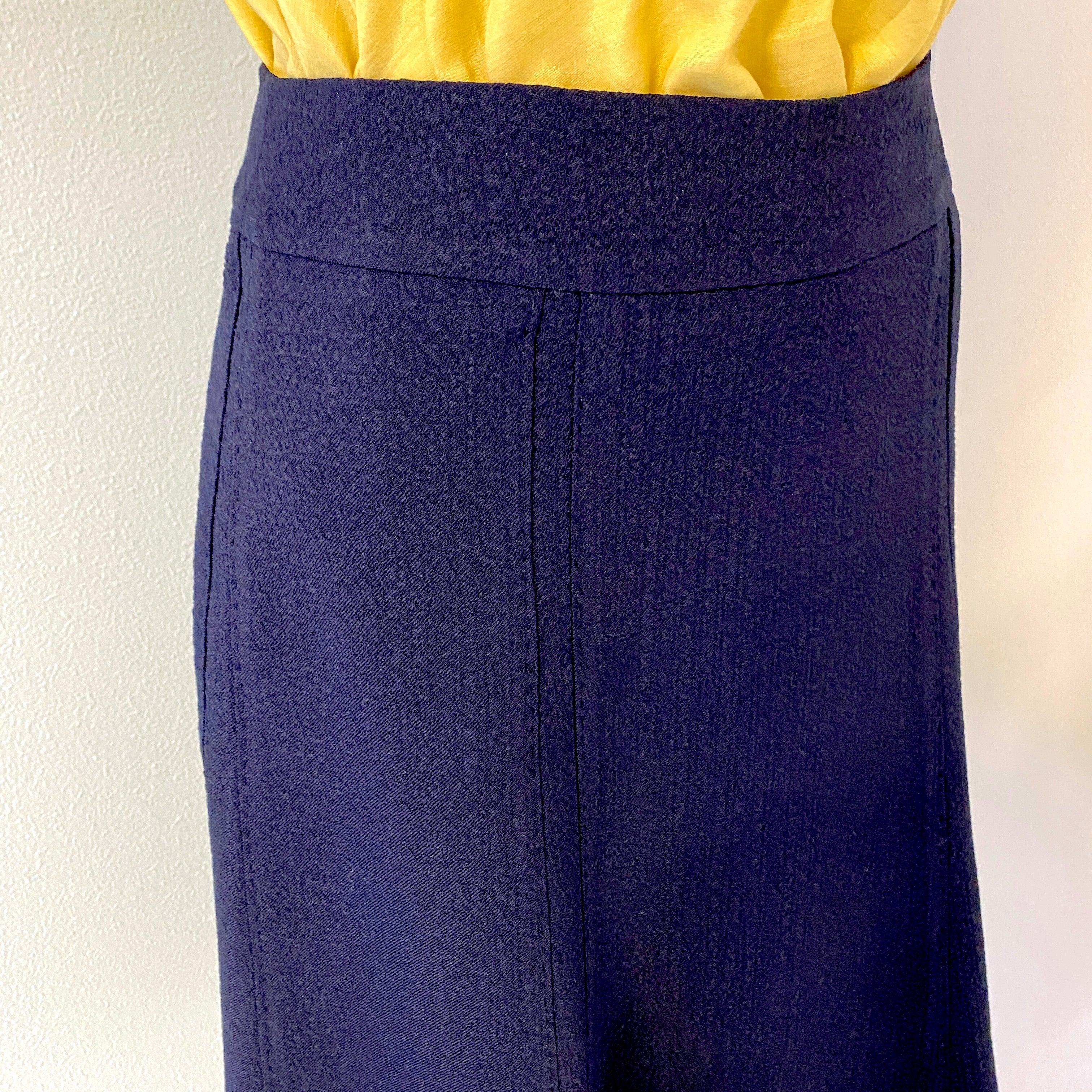 丸襟ノースリーブの黄色ブラウスとネイビーのシンプルなスカート